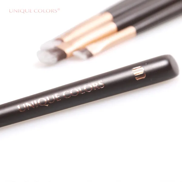 Versatile Eye Brush for Precise Makeup Application